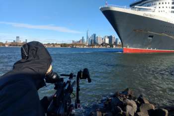 Die Queen Mary 2 am Hafen in Red Hook in Brooklyn. Im Hintergrund Manhattan. Gut verpackt: Kameramann Marc Nordbruch. © NOW Collective / Jörg Leine.